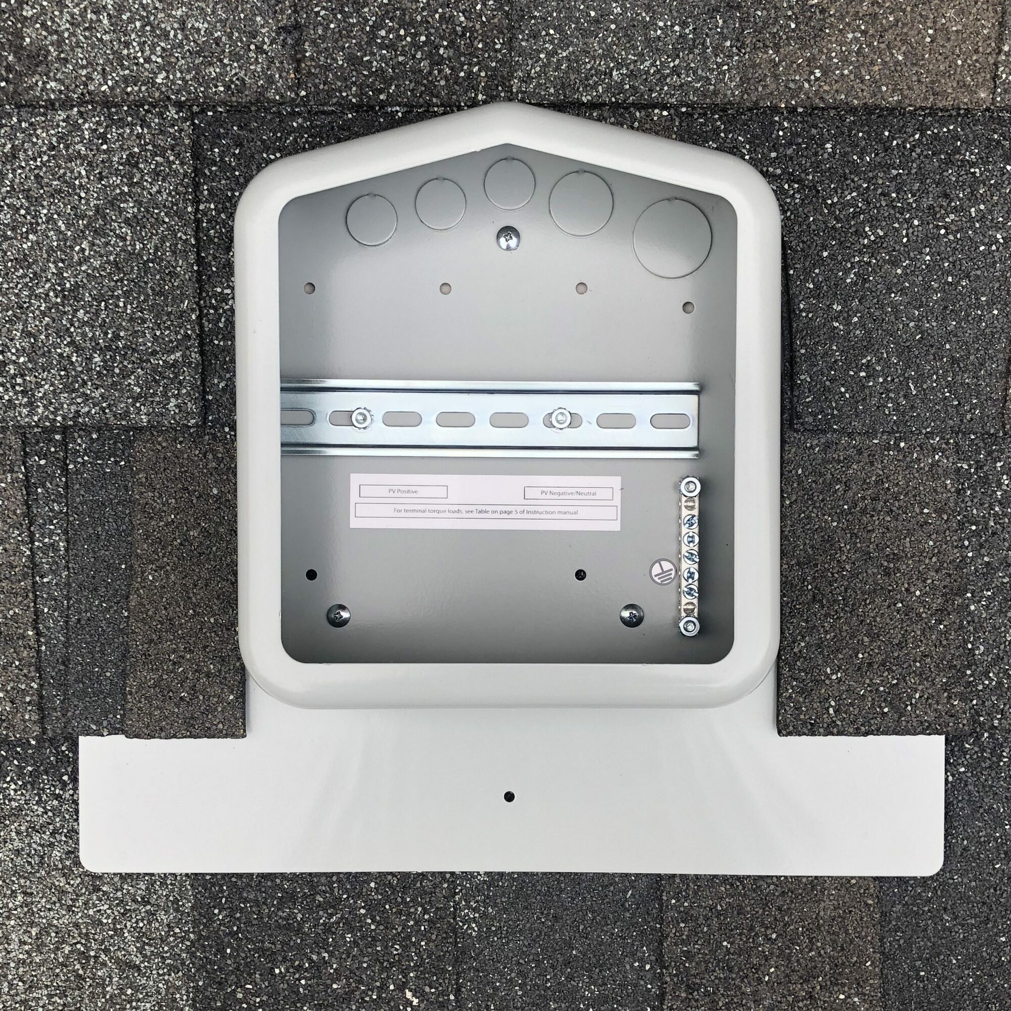 SolaDeck with 5 position ground block, gray