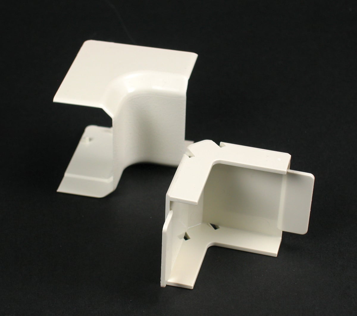 Raceway Elbow, Internal Non-Metallic, 90 deg Bend, Threaded Mount, For Use With: Plugmold® Plus NM2000 Series Non-Metallic Multi-Outlet Power System, Plastic, Ivory, ScuffCoat™, 2 in L x 1-7/8 in W